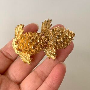 Gold tone vintage pinecone belt buckle